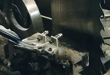 Nozzle placement for front guide on vertical mill